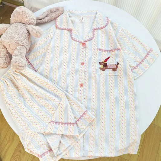 女士可愛臘腸犬刺繡條紋睡衣套裝——柔軟純棉家居服,短袖寬鬆版型;提供睡裙、短褲及長褲多種款式可選,適合日常居家、旅行及酒店住宿,四季皆宜。