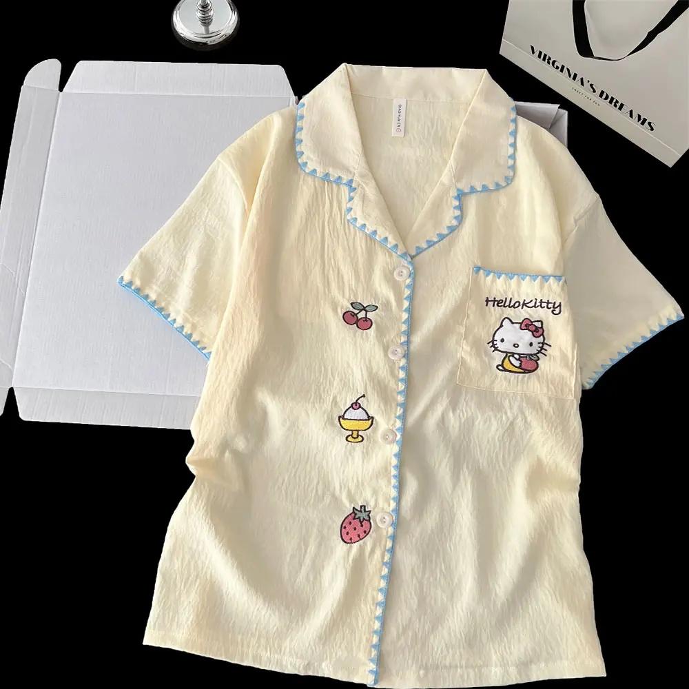女士可愛貓咪刺繡睡衣套裝－柔軟純棉家居服，短袖寬鬆版型，可選配短褲或長褲；適合日常居家、旅行及飯店住宿，四季皆宜。