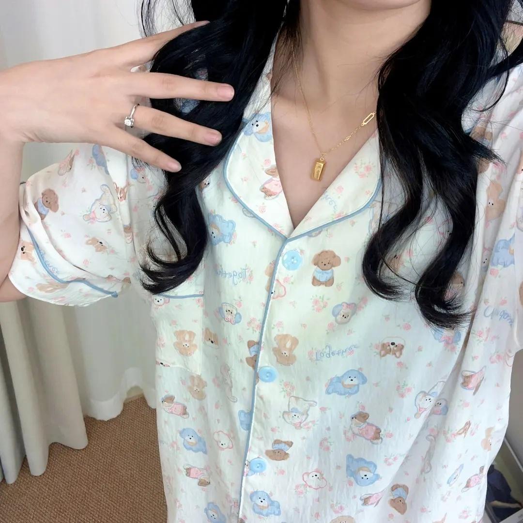 女士睡衣套裝，飾有可愛的狗狗印花；純棉家居服，版型寬鬆舒適，適合日常居家、旅行及入住飯店時穿著，四季皆宜。