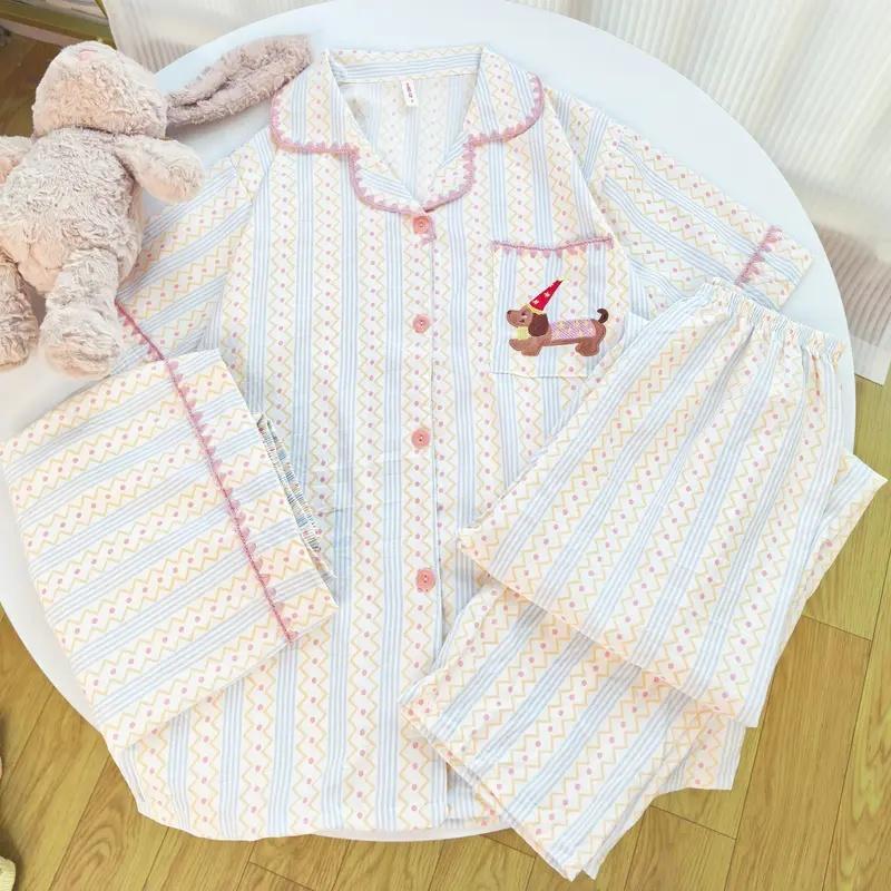 女士可愛臘腸犬刺繡條紋睡衣套裝——柔軟純棉家居服，短袖寬鬆版型；提供睡裙、短褲及長褲多種款式可選，適合日常居家、旅行及酒店住宿，四季皆宜。
