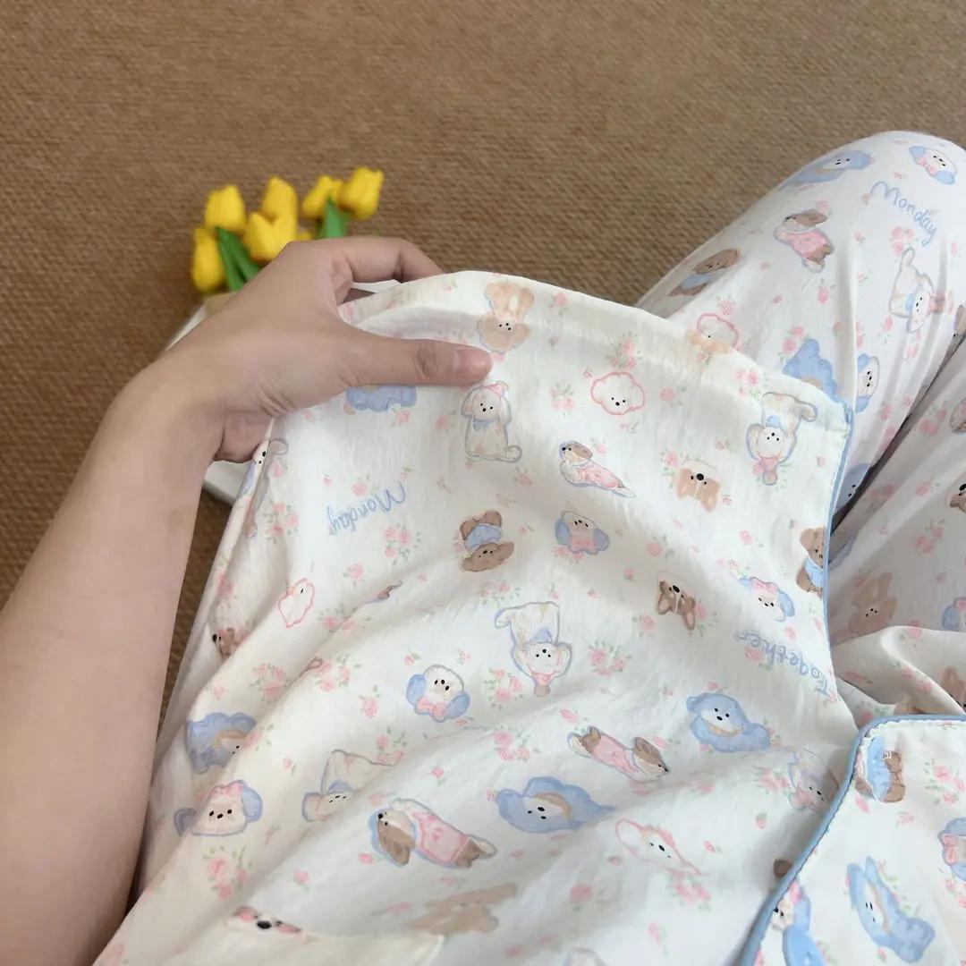 女士睡衣套裝，飾有可愛的狗狗印花；純棉家居服，版型寬鬆舒適，適合日常居家、旅行及入住飯店時穿著，四季皆宜。
