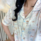 女士睡衣套裝，飾有可愛的狗狗印花；純棉家居服，版型寬鬆舒適，適合日常居家、旅行及入住飯店時穿著，四季皆宜。
