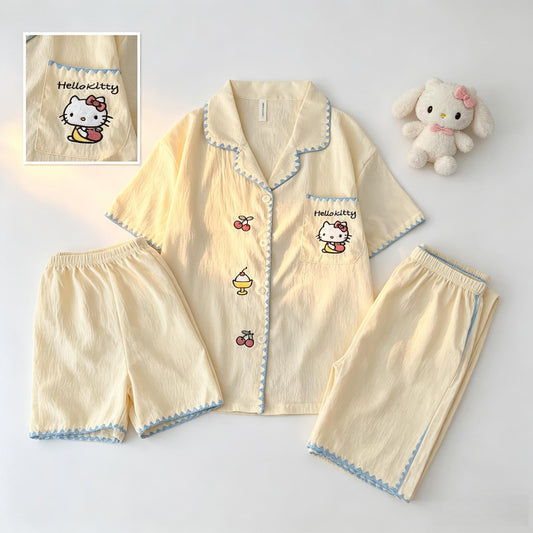 女士可愛貓咪刺繡睡衣套裝－柔軟純棉家居服，短袖寬鬆版型，可選配短褲或長褲；適合日常居家、旅行及飯店住宿，四季皆宜。