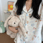 女士睡衣套裝，飾有可愛的狗狗印花；純棉家居服，版型寬鬆舒適，適合日常居家、旅行及入住飯店時穿著，四季皆宜。