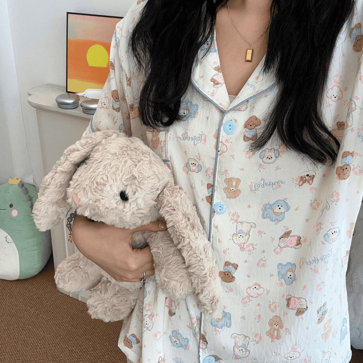 女士睡衣套裝，飾有可愛的狗狗印花；純棉家居服，版型寬鬆舒適，適合日常居家、旅行及入住飯店時穿著，四季皆宜。