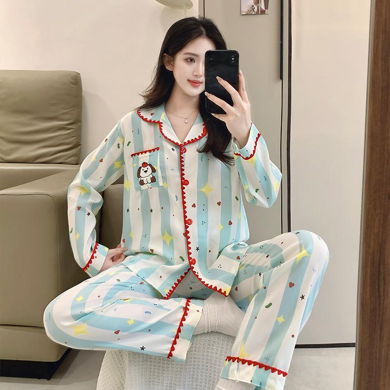 可愛蘋果小狗圖案女士睡衣套裝－2026暢銷款。夏季新款，採用柔軟褶皺棉材質，藍白條紋搭配星星與愛心印花；短袖羈扣開襟設計，飾有可愛的紅色蕾絲滾邊，透氣舒適，是理想的居家休閒及夜間睡眠服飾。