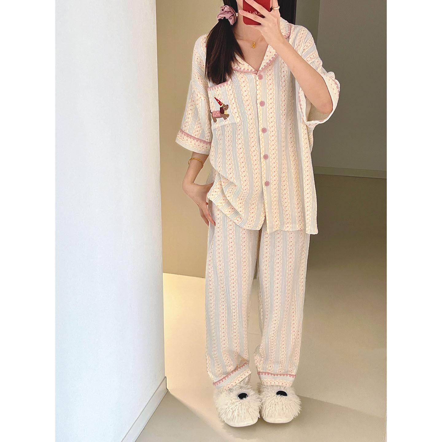 女士可愛臘腸犬刺繡條紋睡衣套裝——柔軟純棉家居服，短袖寬鬆版型；提供睡裙、短褲及長褲多種款式可選，適合日常居家、旅行及酒店住宿，四季皆宜。